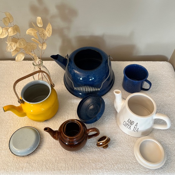 Quartet of Vintage Teapots and Tea Kettle - Picture 5 of 10